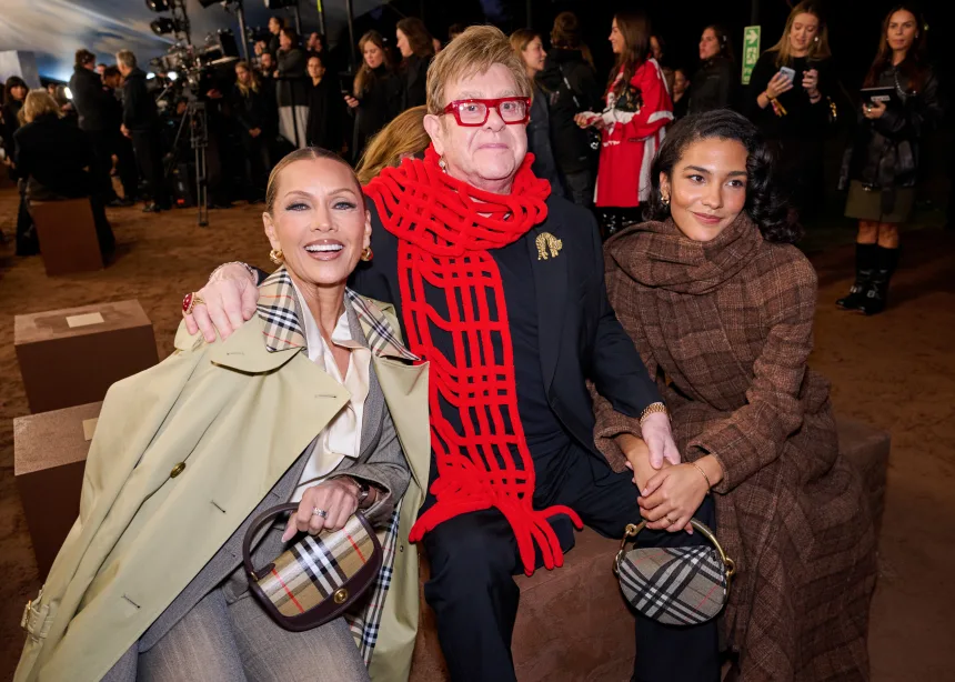 Elton John يشارك في عرض أسبوع الموضة في لندن في Burberry's