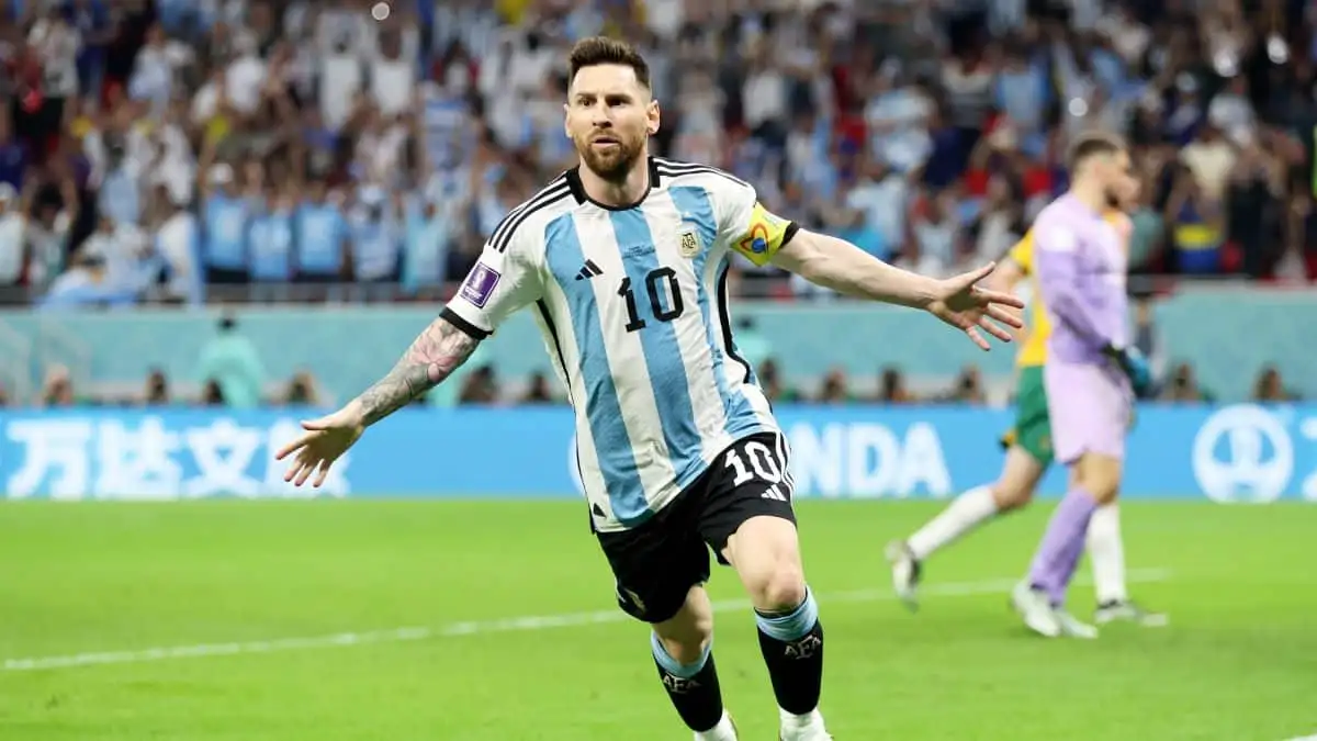 Lionel Messi   يلعب مع الأرجنتين في ميامي وشيكاغو