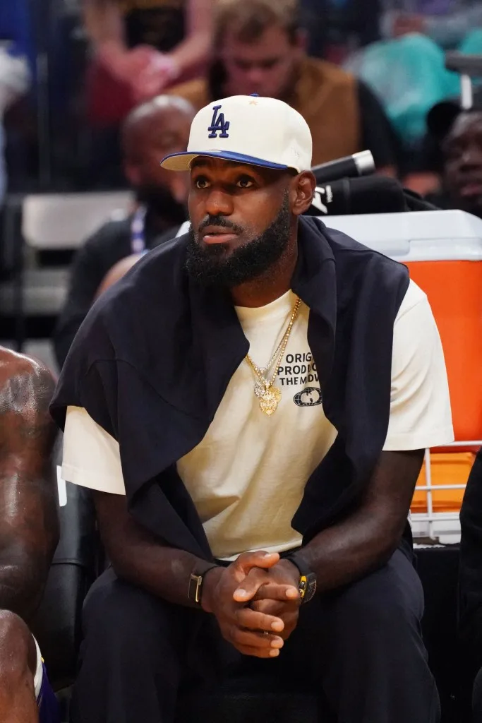 اسطورة كرة السلة الأميركية  Lebron Jamesيدق باب الإعتزال !!! ام ماذا؟