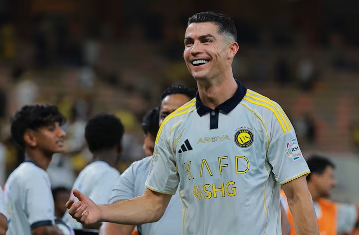 Ronaldo يصبح أول ملياردير في كرة القدم 