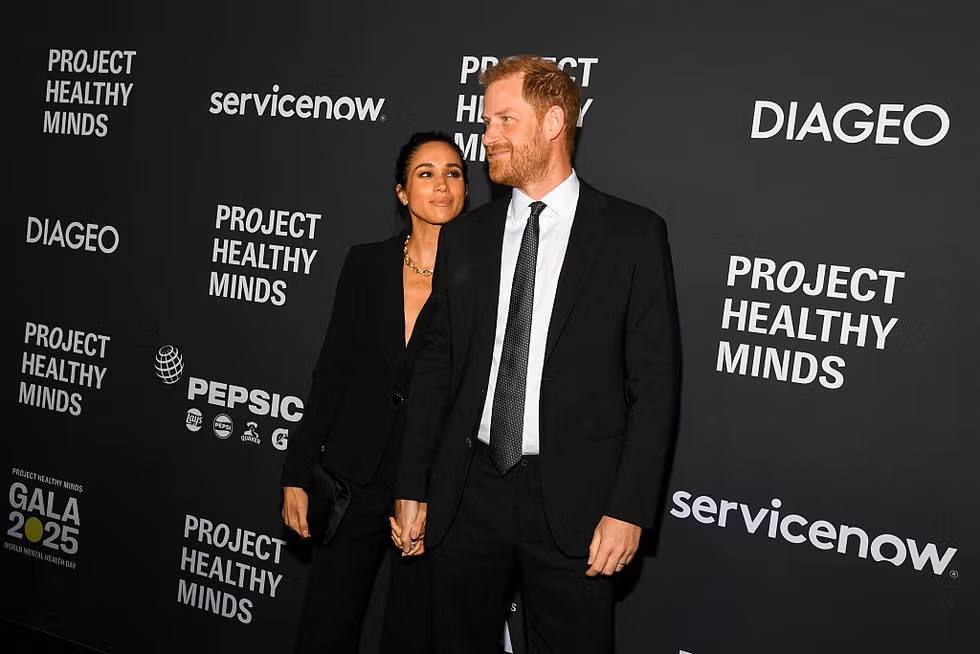 Meghan markle  و prince harry تنسقان ببدلات سوداء أنيقة في حفل في مدينة نيويورك