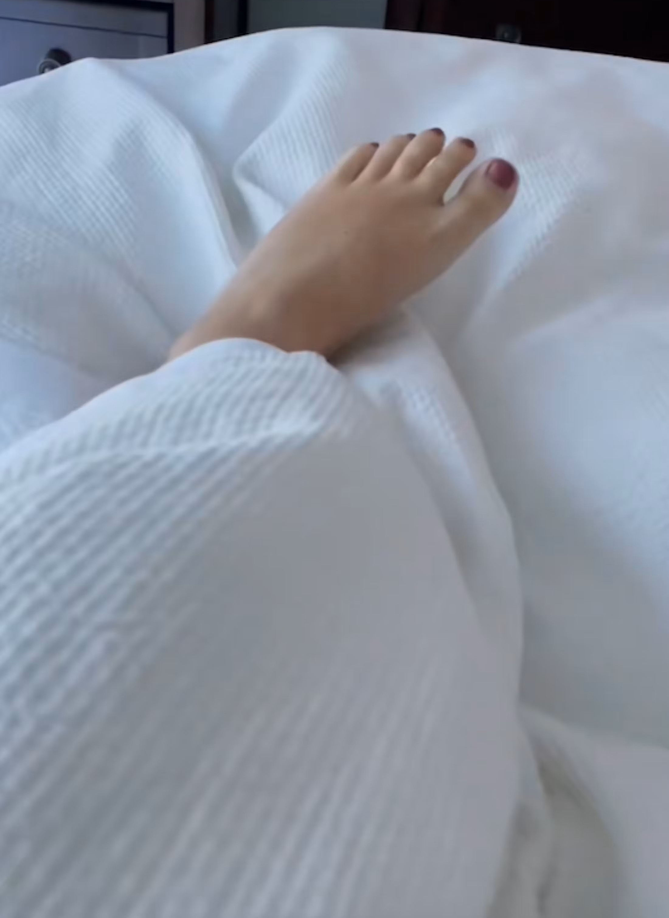 لهذا يجب ان تحب النوم بقدم واحدة خارج الملاءات