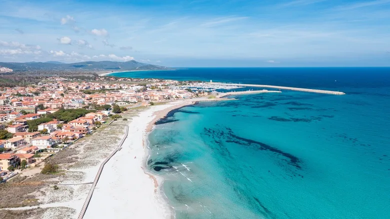 تعرفوا على المدينة الشاطئية الجذابة في Sardinia