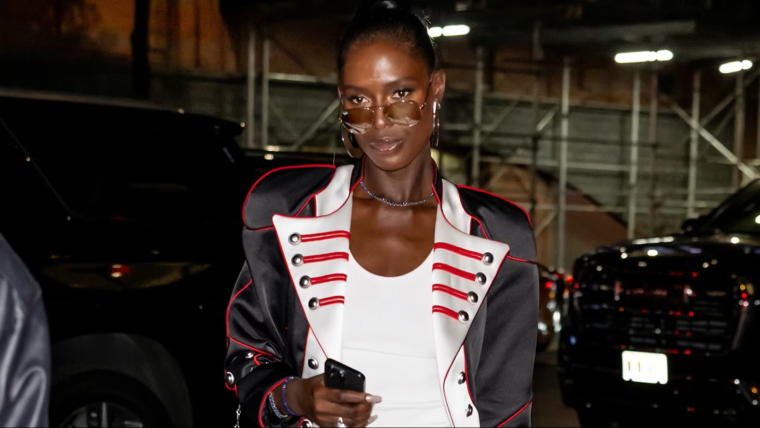 من  Jimi Hendrix إلى Jodie Turner-Smith،  لماذا يعشق عالم الموضة السترة العسكرية؟
