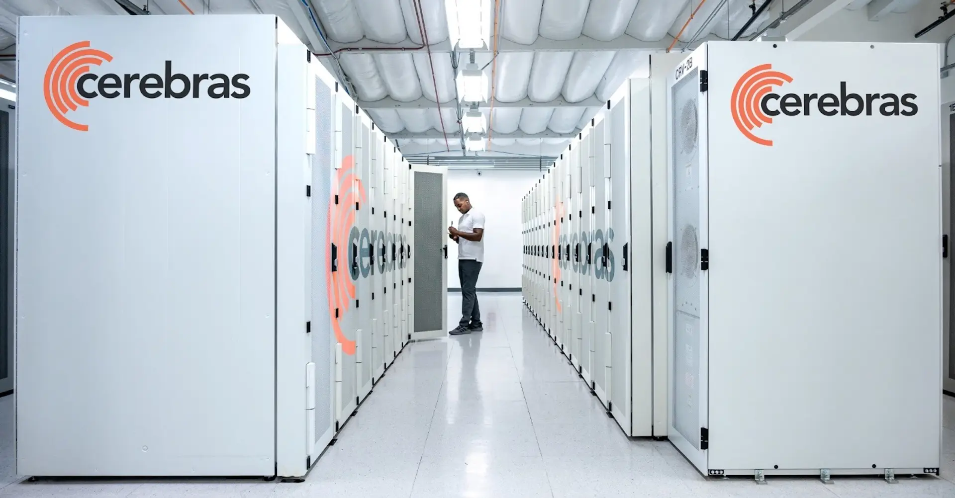 شركة صناعة الرقائق الأمريكية Cerebras Systems شريك رئيسي في أبوظبي للذكاء الاصطناعي