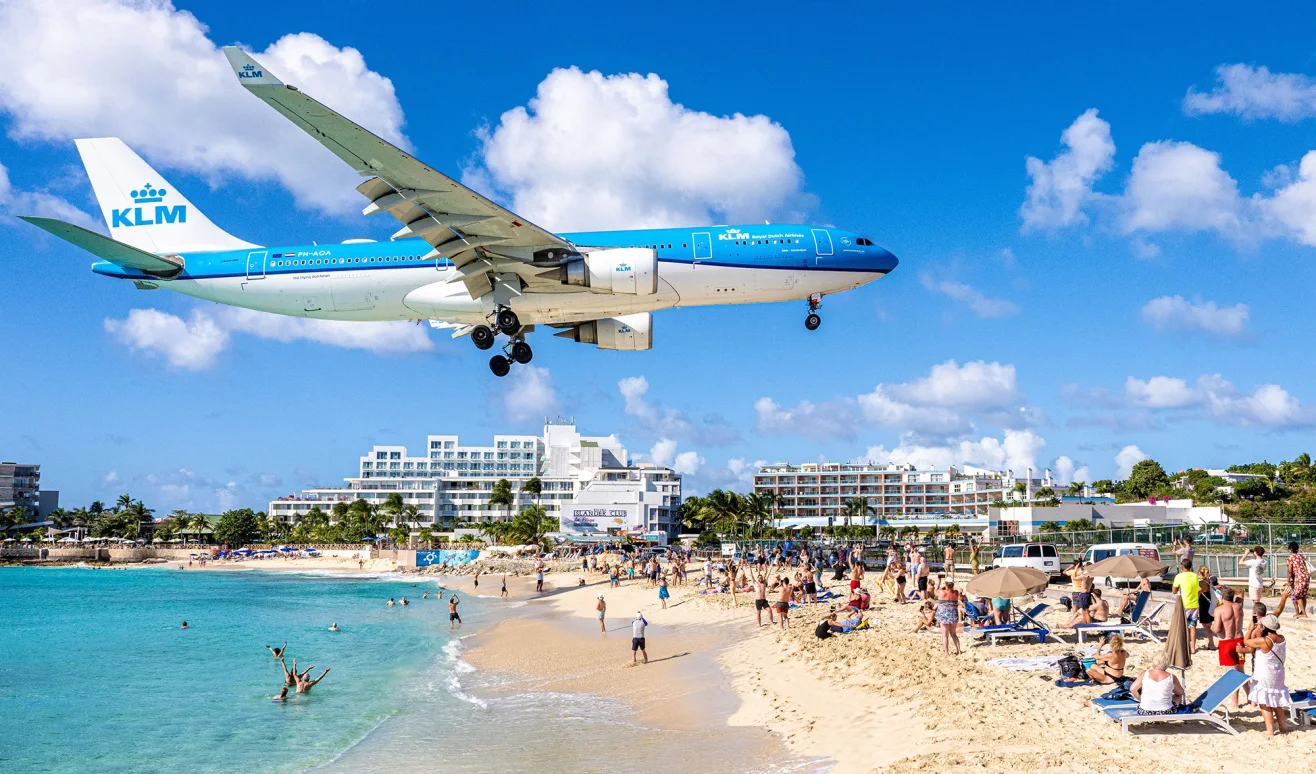 في شاطئ Caribbean تهدر الطائرات فوق رأسك