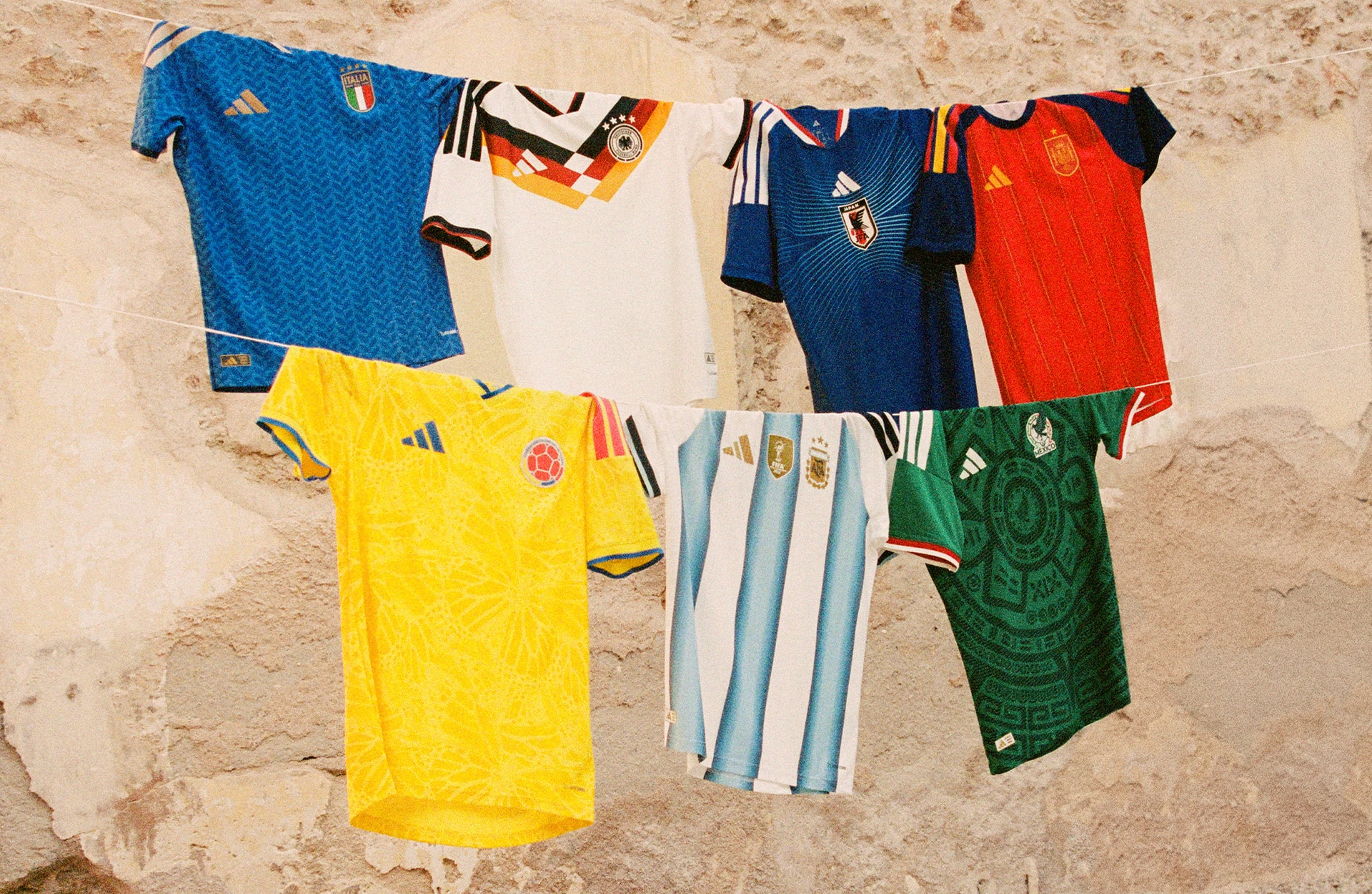 Adidas تكشف عن جميع أطقم المنتخبات الـ 22 الرئيسية لعام 2026