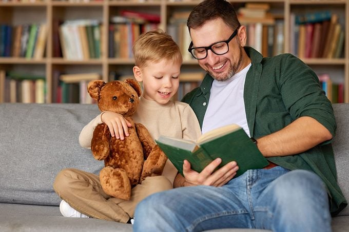 تشير دراسة جديدة إلى أن آباء الجيل Z لا يحبون القراءة لأطفالهم