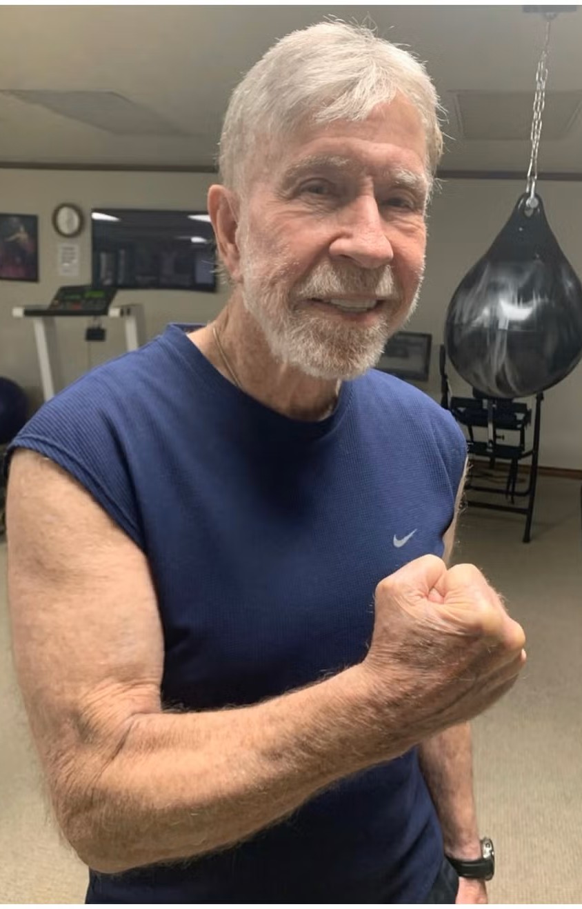 Chuck Norris يبلغ من العمر 85 عامًا ولا يزال يتمتع بلياقة بدنية عالية 