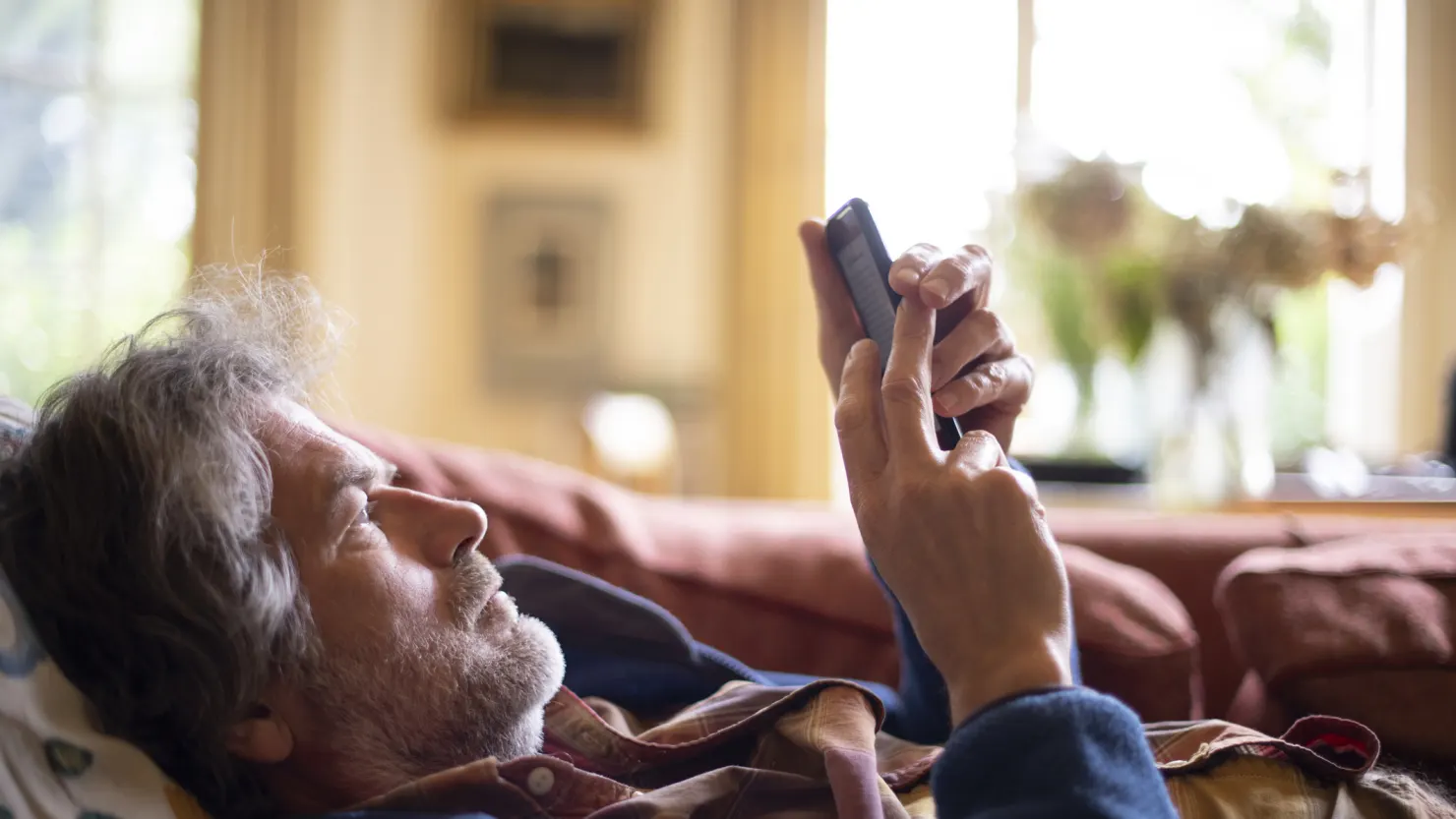 يحتفظ الأمريكيون بالأجهزة لفترة أطول من أي وقت مضى، وهذا يكلف الاقتصاد