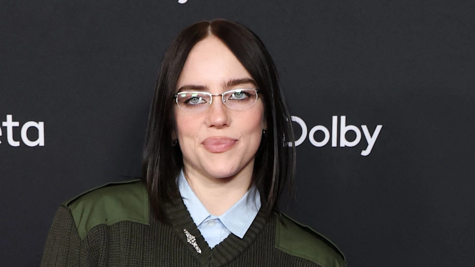 صور نادرة للنجمة Billie Eilish مع والديها في منزلهم الصغير في لوس انجلوس