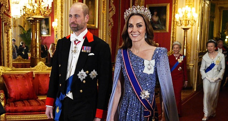 الأميرة Kate تلعب بالبروتوكول الملكي في ثوبها اللامع وتاجها الأكبر 