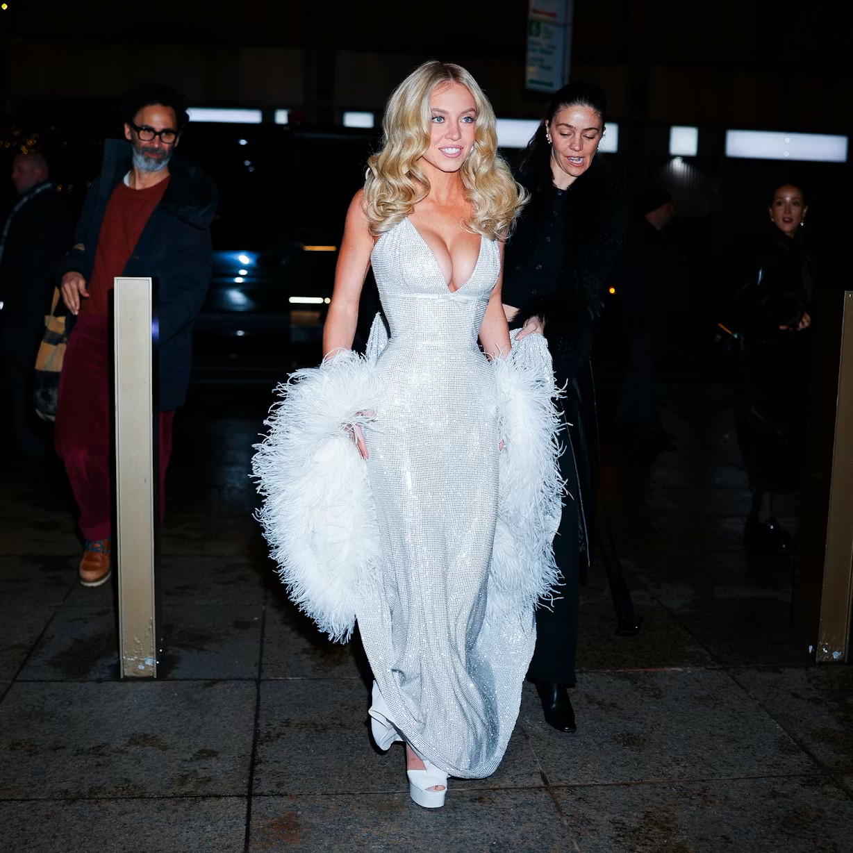 كانت Sydney Sweeney Marilyn العصرية بفستان مرصع بأحجار الراين