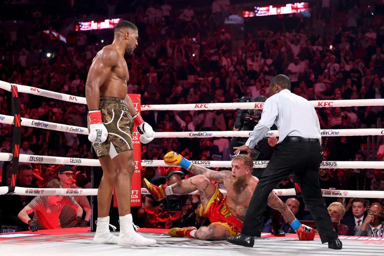 Anthony Joshua يُسقط Jake Paul بالضربة القاضية
