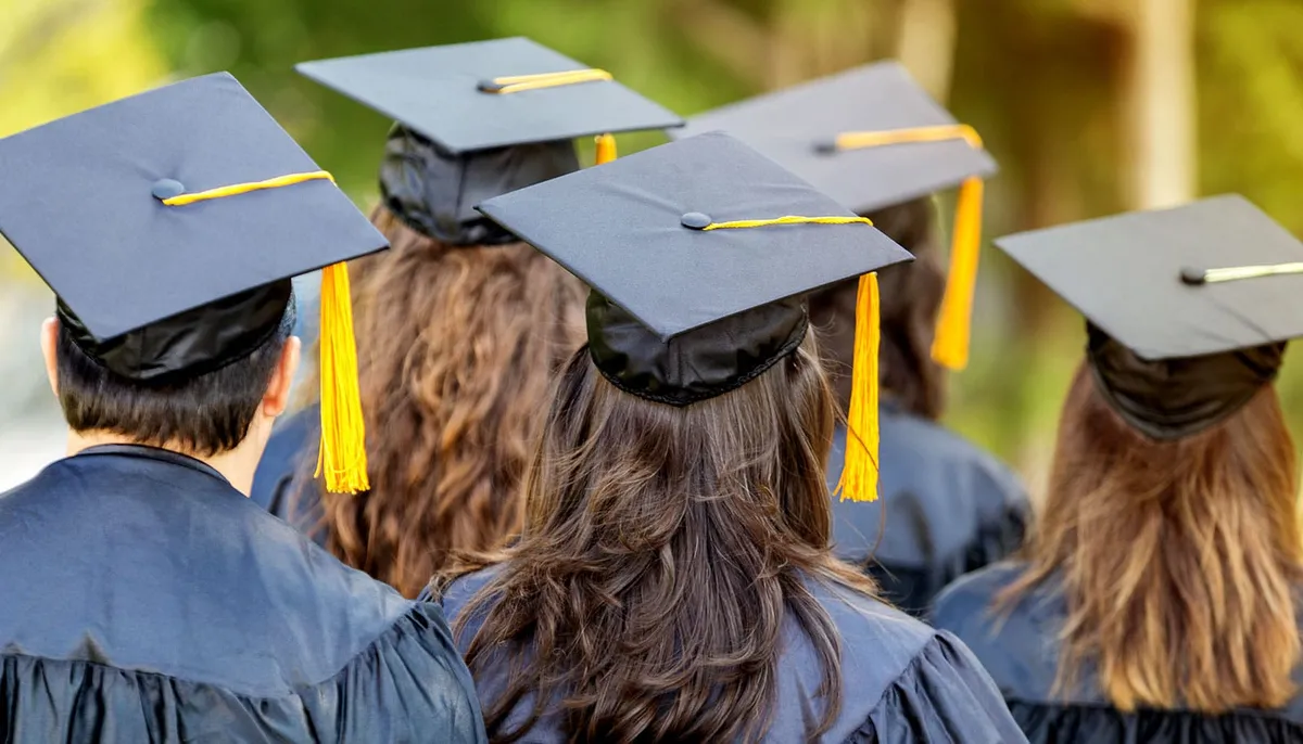 لا تزال الدراسة الجامعية استثماراً يؤتي ثماره