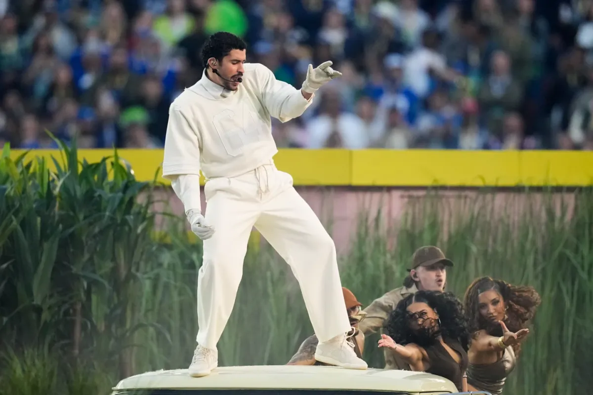 Bad Bunny يجسد تاريخ وثقافة Puerto Rico في عرض ثوري خلال مباراة Super Bowl