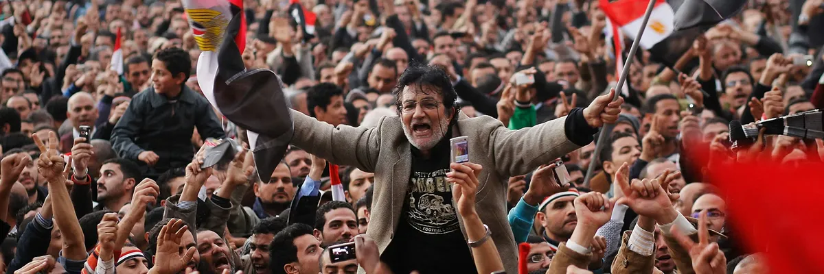 بعد مرور خمسة عشر عامًا على انتفاضة مصر، كيف أعاد الدين والسياسة تشكيل جيل كامل