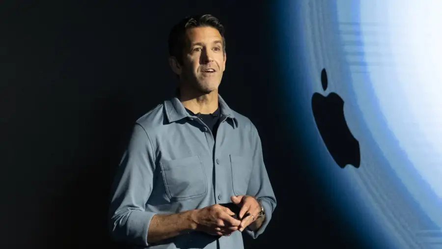 شركة Apple  تُعين John Ternus رئيساً تنفيذياً ليحل محل Tim Cook