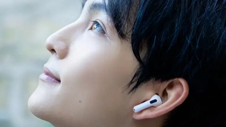 ماذا يحدث إذا ارتديت سماعات AirPods طوال اليوم؟