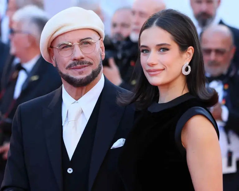 John Travolta وابنته Ella Bleu يضيفان أناقة على السجادة الحمراء في مهرجان Cannes
