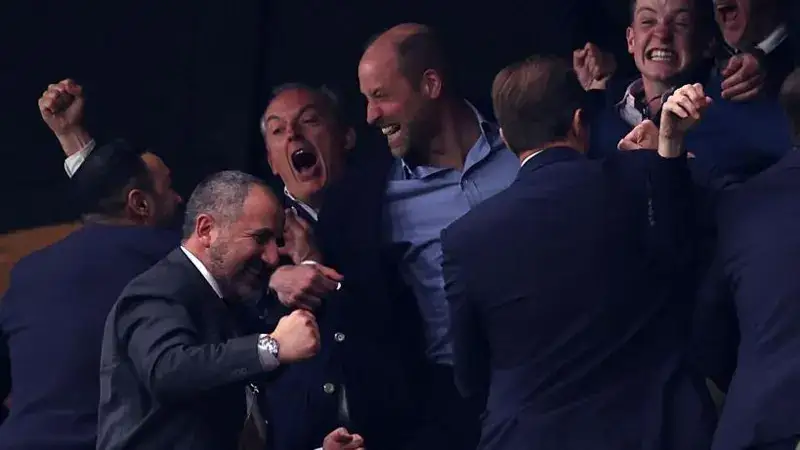 الأمير William يحتفل وسط احتفالات جماهير Aston Villa