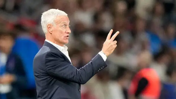 من فاز بكأس العالم كلاعب وكمدرب؟