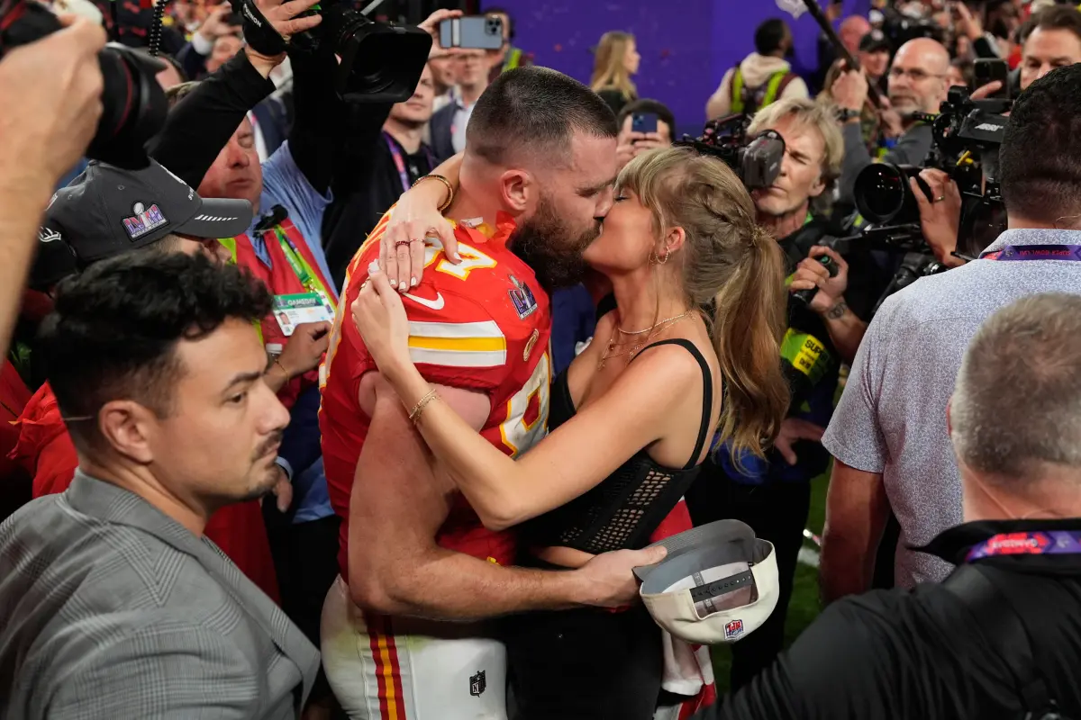 قصة حب Taylor Swift و Travis Kelce: من أساور الصداقة إلى خواتم الزفاف