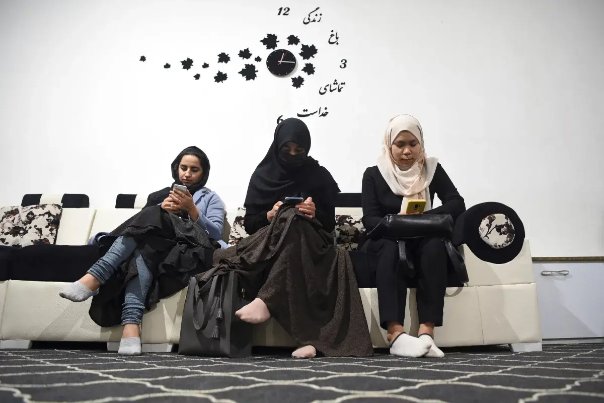 طالبان تعلن الحرب على الهواتف الذكية