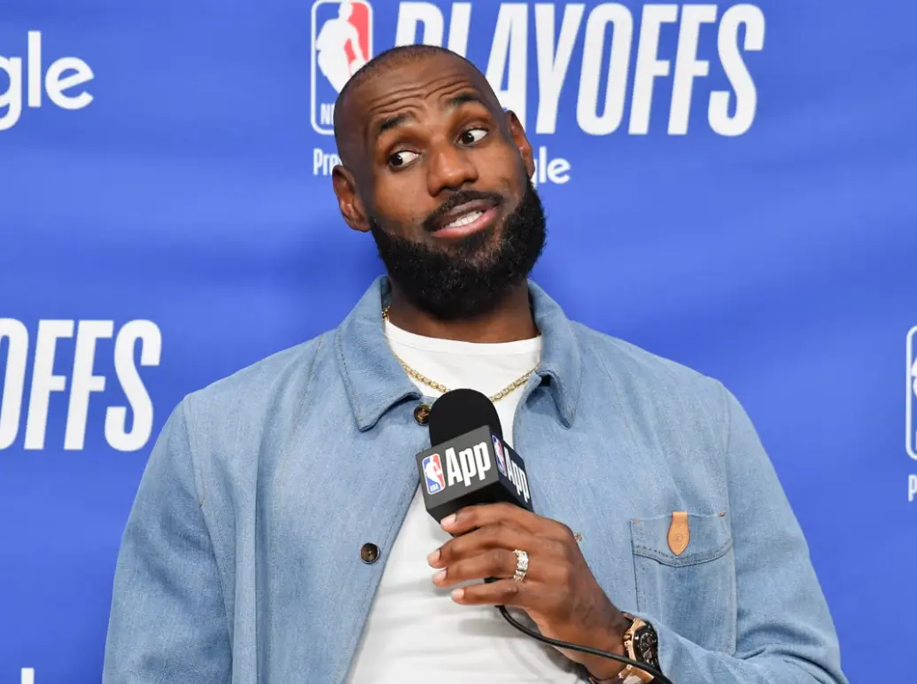 نقل LeBron James إلى فريق Philadelphia 76ers، حيث رحّبت المدينة بأسطورة الـNBA: "مدينة تليق بملك"