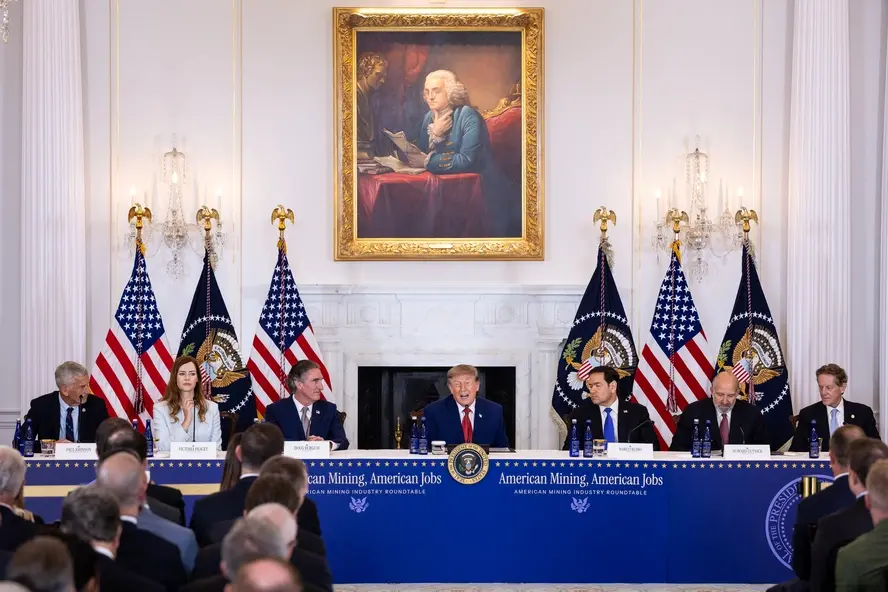 شنّ Trump حرباً على السيارات الكهربائية، والآن يساعدها