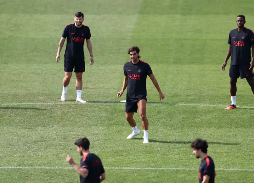 باريس سان جيرمان يضم توريس، بطل كأس العالم الإسباني، من برشلونة