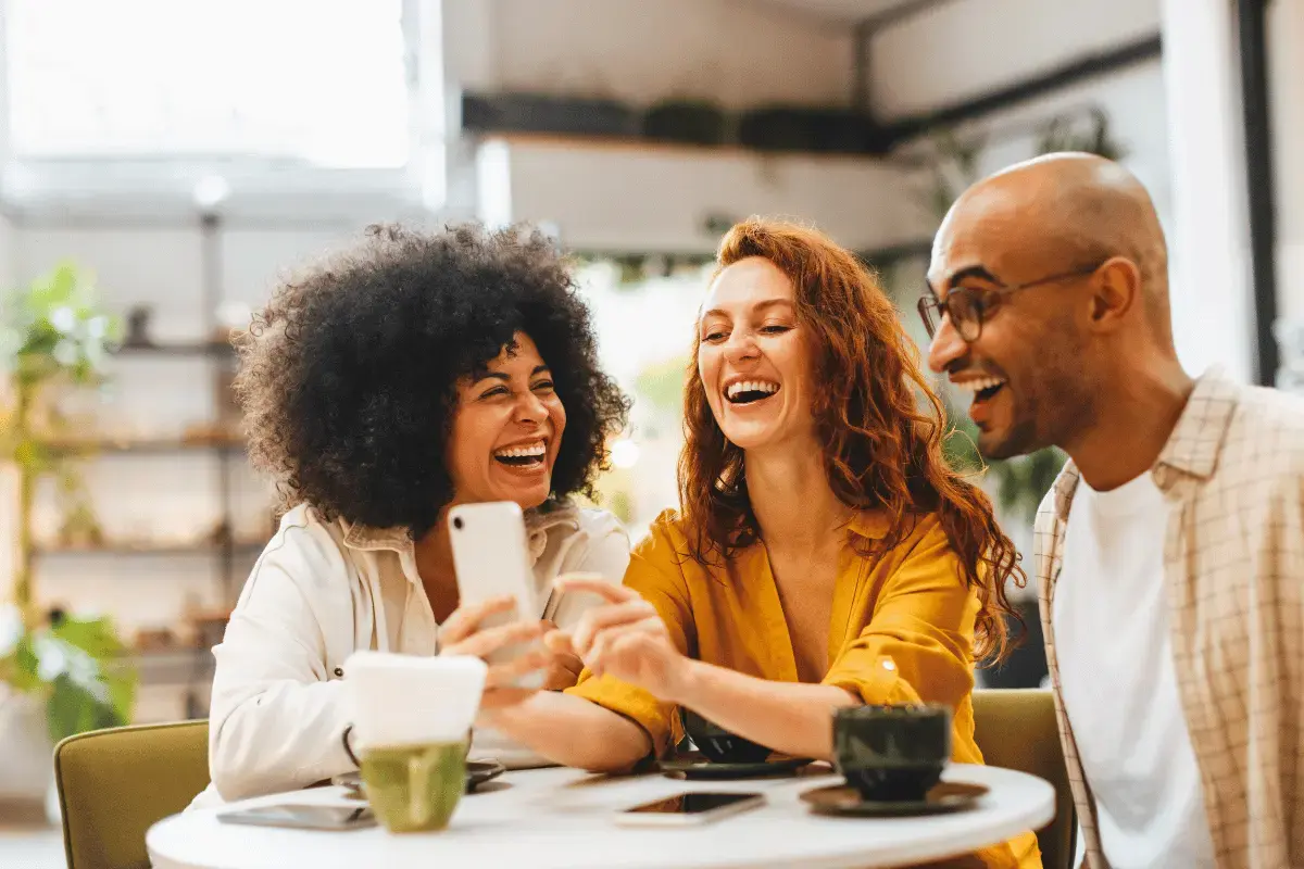 ترتبط الصداقات القوية بصحة نفسية وجسدية أفضل