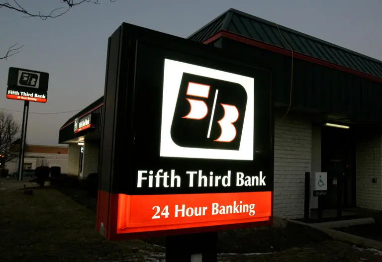 Fifth Third Bancorp يشتري Comerica قابل 10.9 مليار دولار