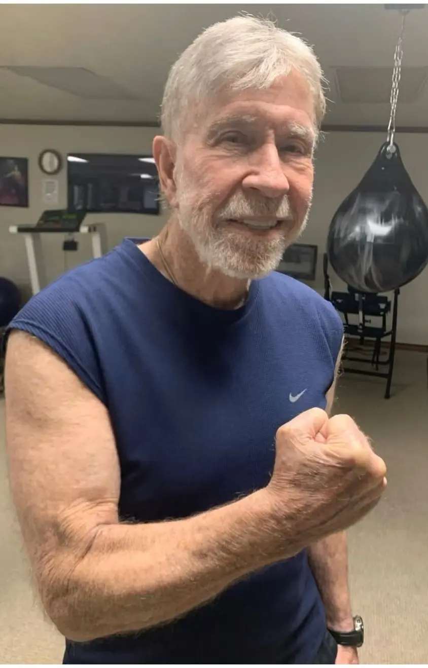 Chuck Norris يبلغ من العمر 85 عامًا ولا يزال يتمتع بلياقة بدنية عالية