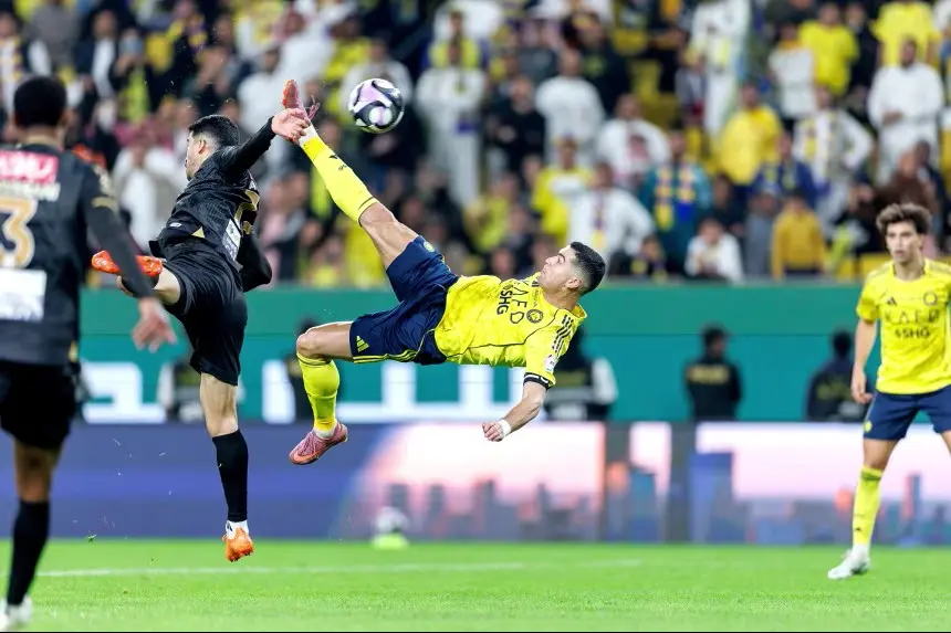 Cristiano Ronaldo يعود بالزمن إلى الوراء بركلة هوائية مذهلة