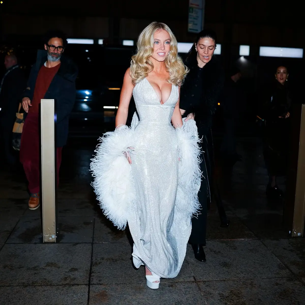 كانت Sydney Sweeney Marilyn العصرية بفستان مرصع بأحجار الراين