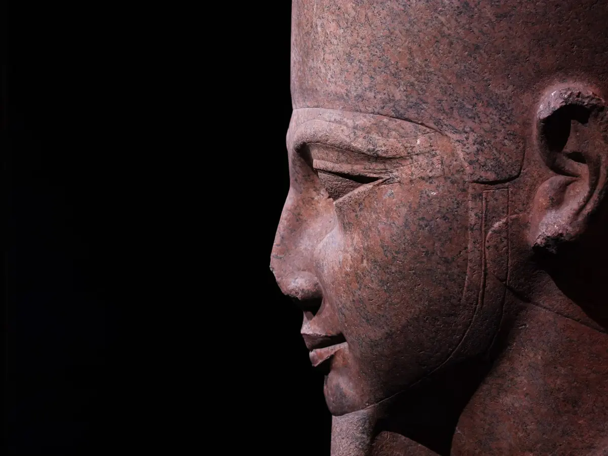 اكتشف علماء الآثار تمثالين لملك شهير في أرض أحد الرجال. وقد يقود هذا الاكتشاف إلى معبد قديم مفقود