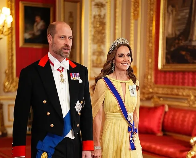  انحنوا أمام لحظة Kate Middleton وهي ترتدي التاج مع Prince William