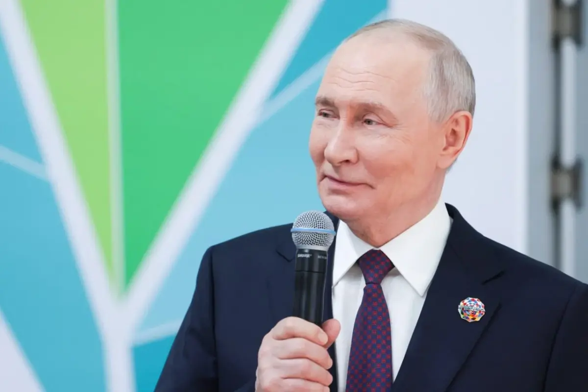Vladimir Putin يصف Elon Musk بأنه "عبقري حقيقي"، ويقول إن روسيا تنسق معه بشأن الأقمار الصناعية