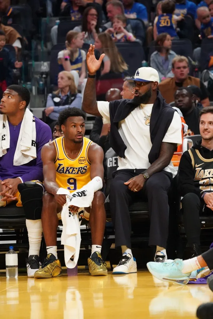 اسطورة كرة السلة الأميركية  Lebron Jamesيدق باب الإعتزال !!! ام ماذا؟