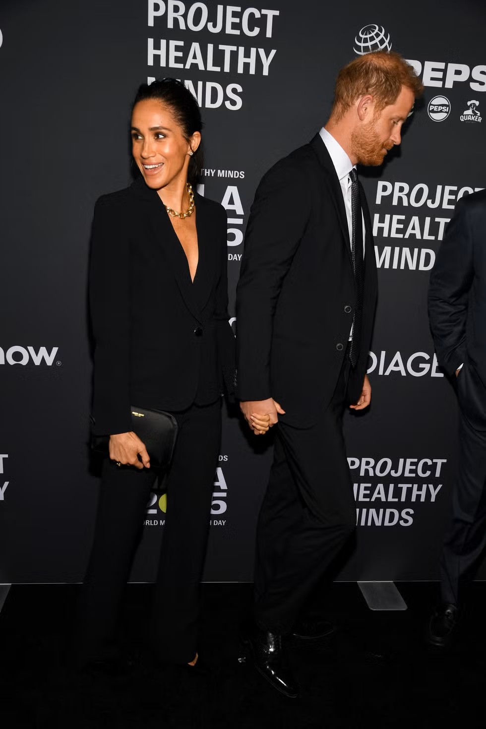 Meghan markle  و prince harry تنسقان ببدلات سوداء أنيقة في حفل في مدينة نيويورك