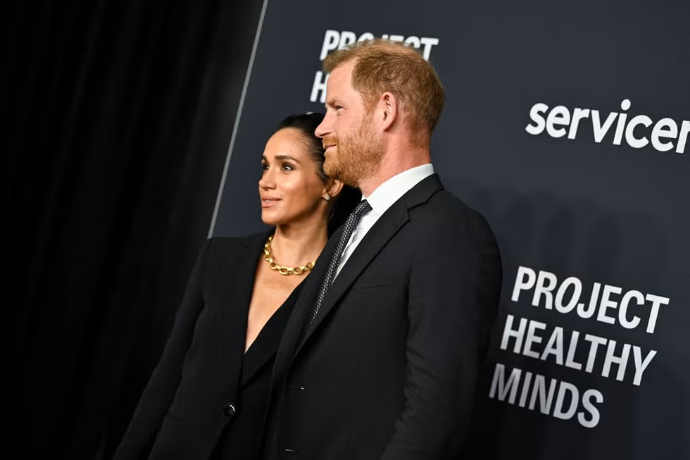 Meghan markle  و prince harry تنسقان ببدلات سوداء أنيقة في حفل في مدينة نيويورك