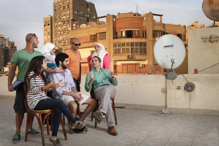 الكاتب الساخر المصري باسم يوسف يعود إلى التلفزيون الحكومي بعد أكثر من عقد من الزمان في المنفى
