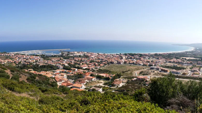 تعرفوا على المدينة الشاطئية الجذابة في Sardinia