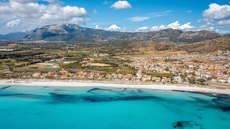 تعرفوا على المدينة الشاطئية الجذابة في Sardinia