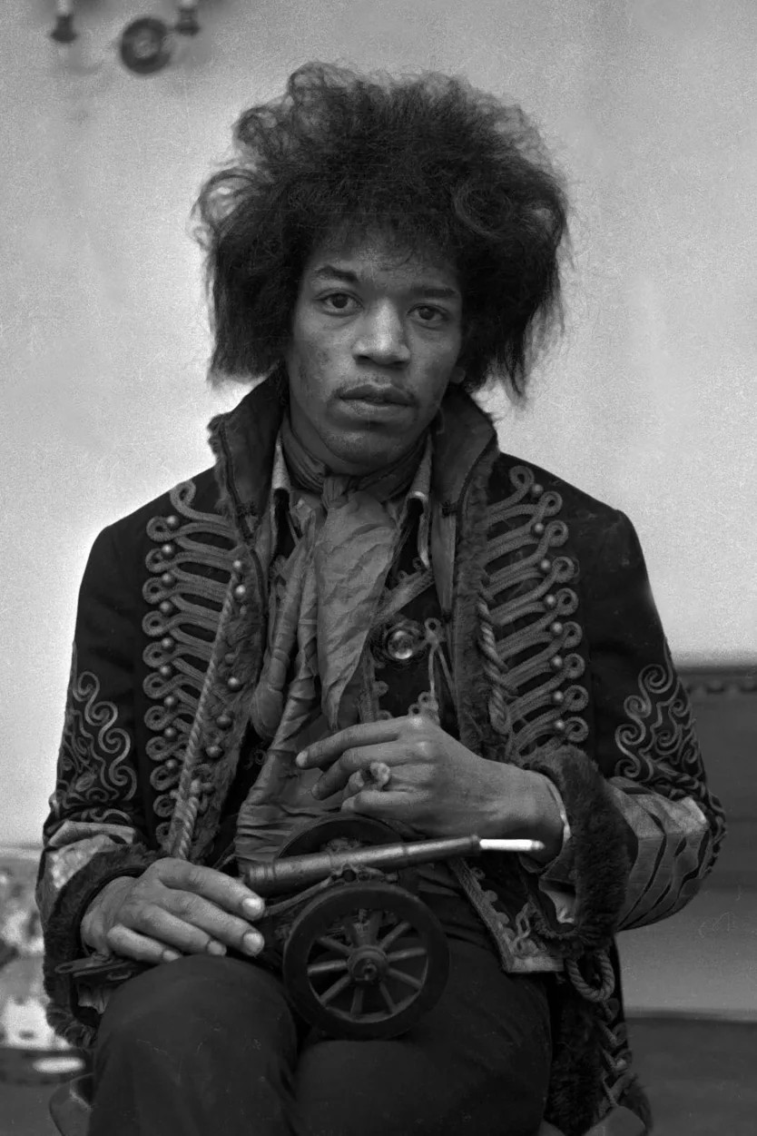 من  Jimi Hendrix إلى Jodie Turner-Smith،  لماذا يعشق عالم الموضة السترة العسكرية؟