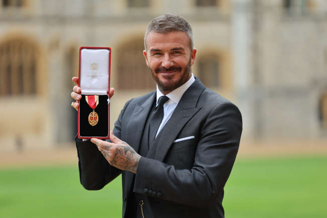 تكريم أسطورة كرة القدم الإنجليزية David Beckham بلقب فارس من قبل الملك تشارلز الثالث
