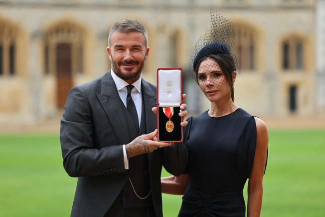 تكريم أسطورة كرة القدم الإنجليزية David Beckham بلقب فارس من قبل الملك تشارلز الثالث