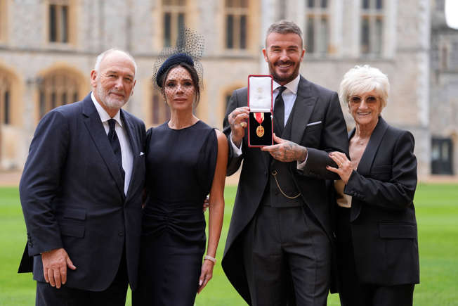 تكريم أسطورة كرة القدم الإنجليزية David Beckham بلقب فارس من قبل الملك تشارلز الثالث