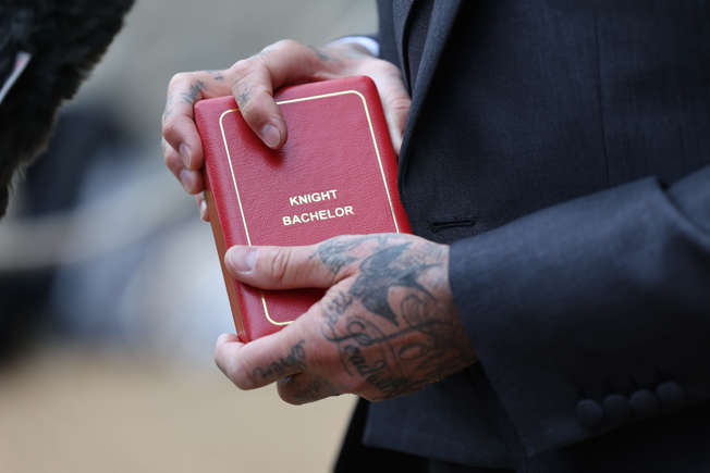 تكريم أسطورة كرة القدم الإنجليزية David Beckham بلقب فارس من قبل الملك تشارلز الثالث